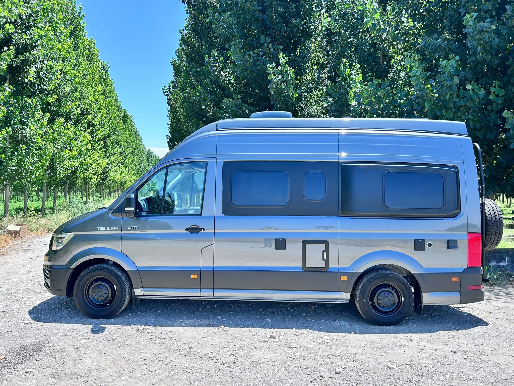 Camper 4x4 premium con ventanas laterales panorámicas y carrocería vinilada en color gris