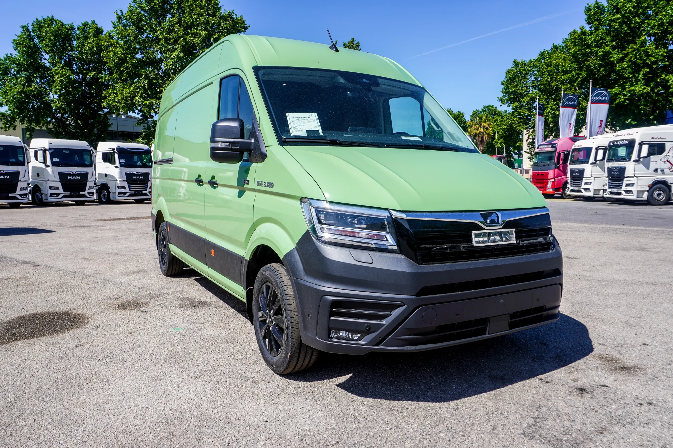Frontal furgoneta MAN TGE 3.180 4x4 verde nueva