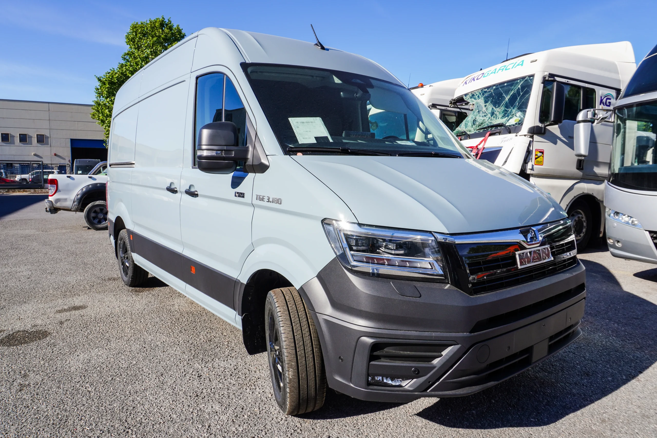MAN TGE 3.180 4x4 automática camper base gris ardilla lista para camperizar