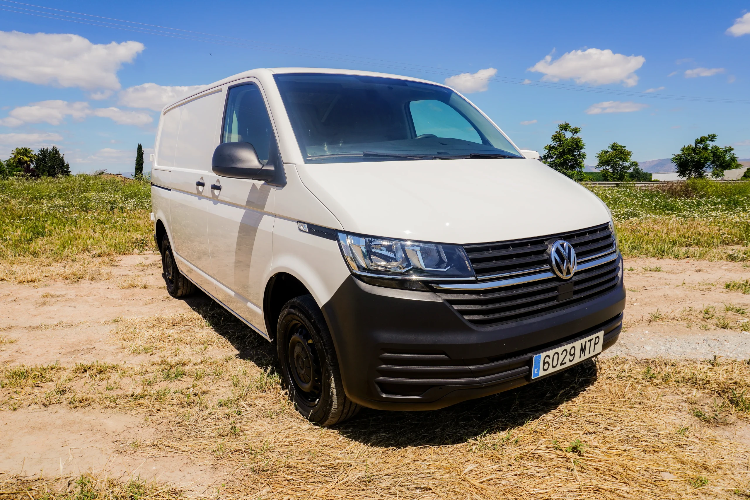 Volkswagen Transporter seminueva menos de 10000 km base camper lista para camperizar