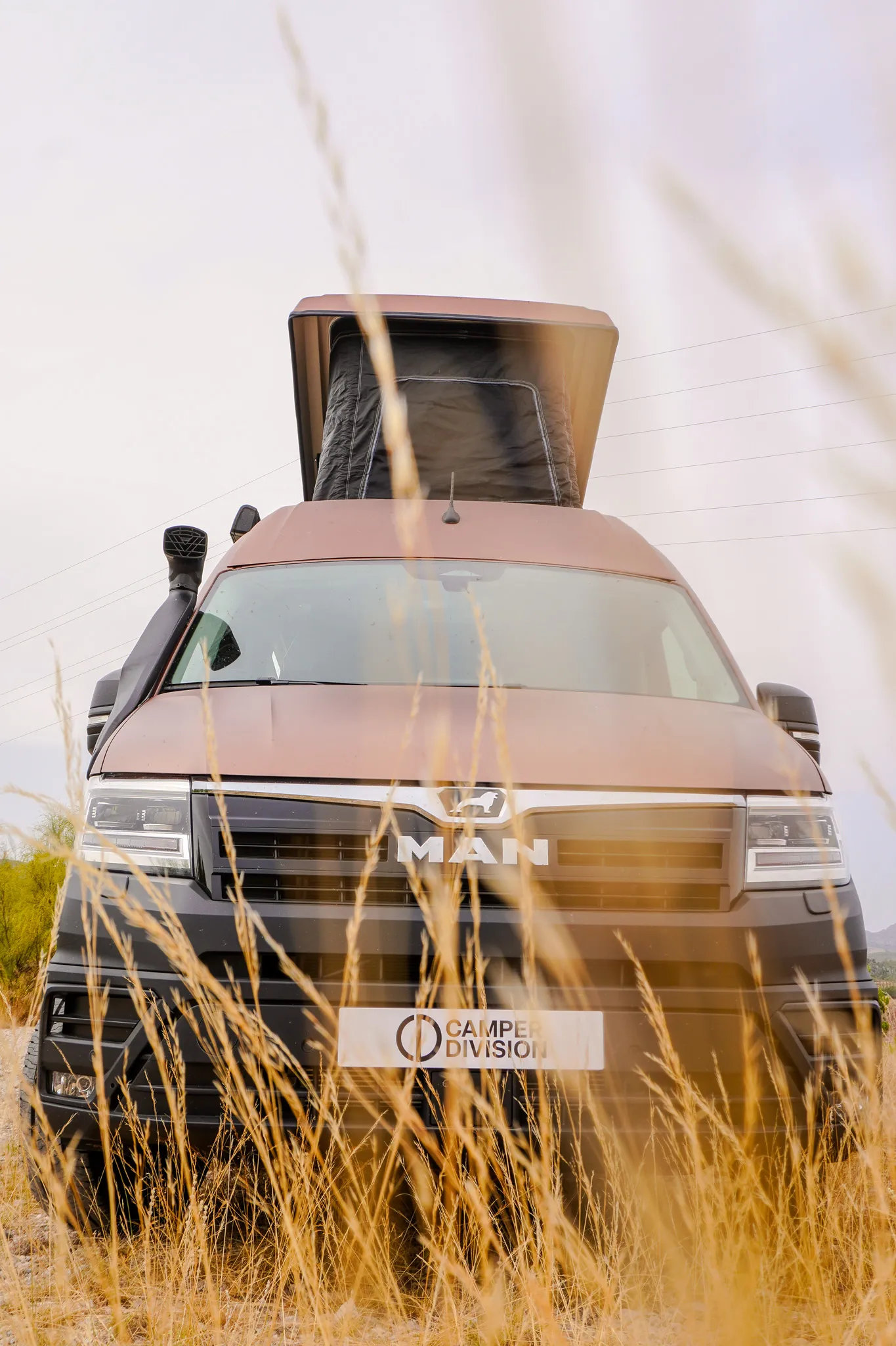 MAN TGE 4x4 camper circulando por una pista